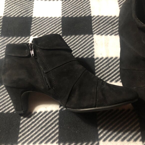 Aerosoles Play Date barely worn leather upper black suede 2" heel booties 8.5M - Picture 2 of 5